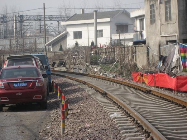 中华大道铁路道口阻拦难通行 费用究竟应由谁来担