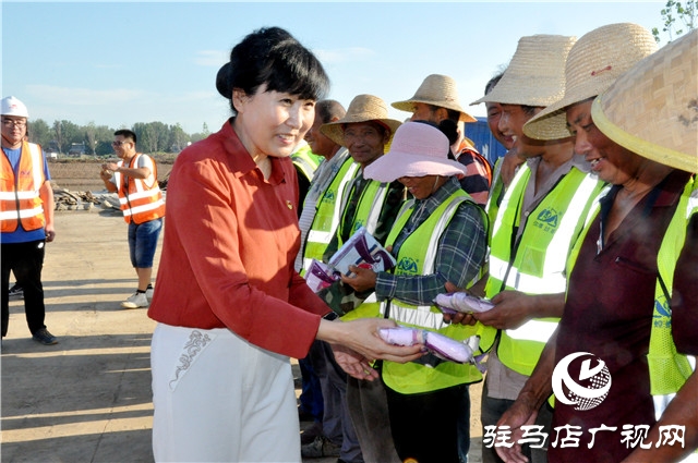 正阳：夏日送清凉慰问建设者