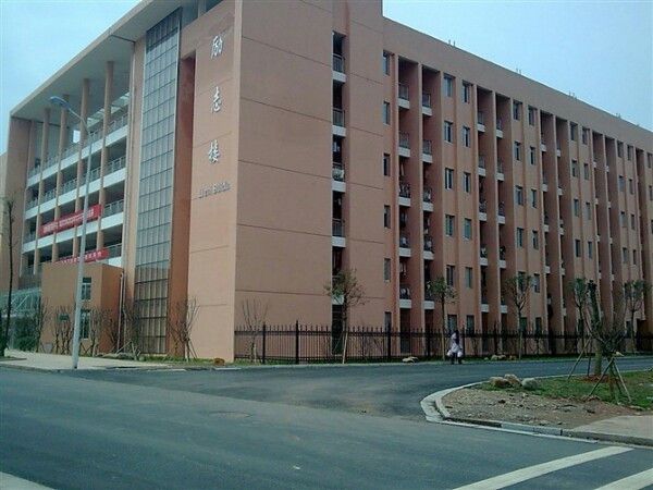 市区中小学8月10日起报名 坚持划片就近免试 实行网上报名初审