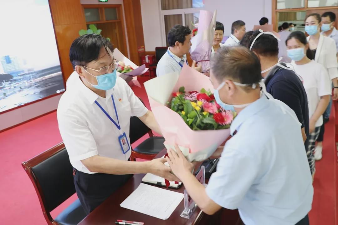 驻马店市中心医院举行“唱响主旋律 凝聚正能量” 献花仪式