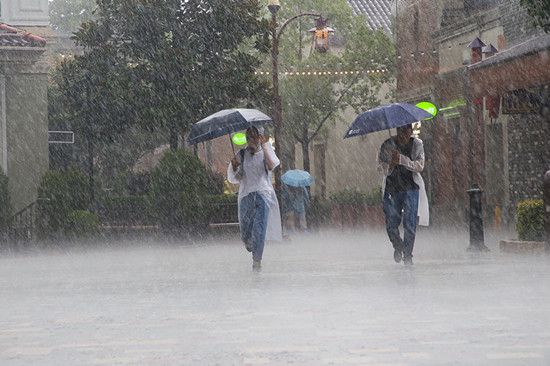 强降雨致四川31条江河出现超警超保水位 紧急转移6万余人