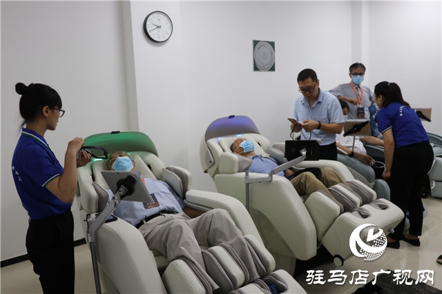 第14届心理学家大会的部分专家参观驻马店市社会心理服务中心