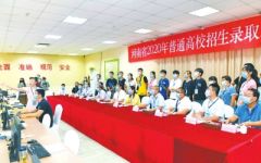 河南考生家长组团走进高招录取现场，零距离体验高招录取流程