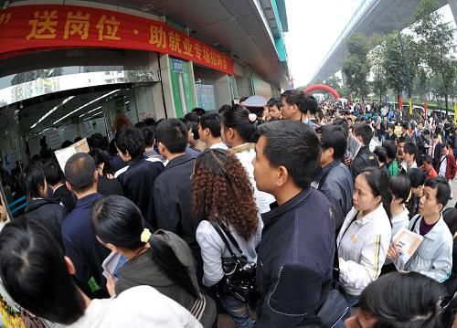 国务院扶贫办：52个挂牌督战县已外出务工人数为去年的112.94%