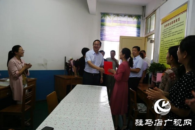 深深敬师义、浓浓关爱情  ——平舆县古槐街道党政主要领导教师节看望慰问一线教师及教育工作者