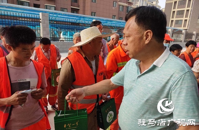 金秋送暖 爱心人士慰问环卫工