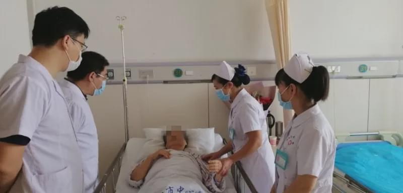驻马店市中心医院成功为一名80岁高龄患者实施人工髋关节翻修术