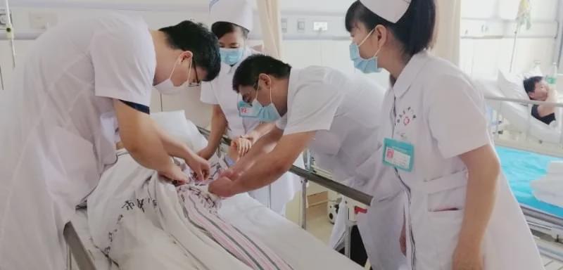 驻马店市中心医院成功为一名80岁高龄患者实施人工髋关节翻修术