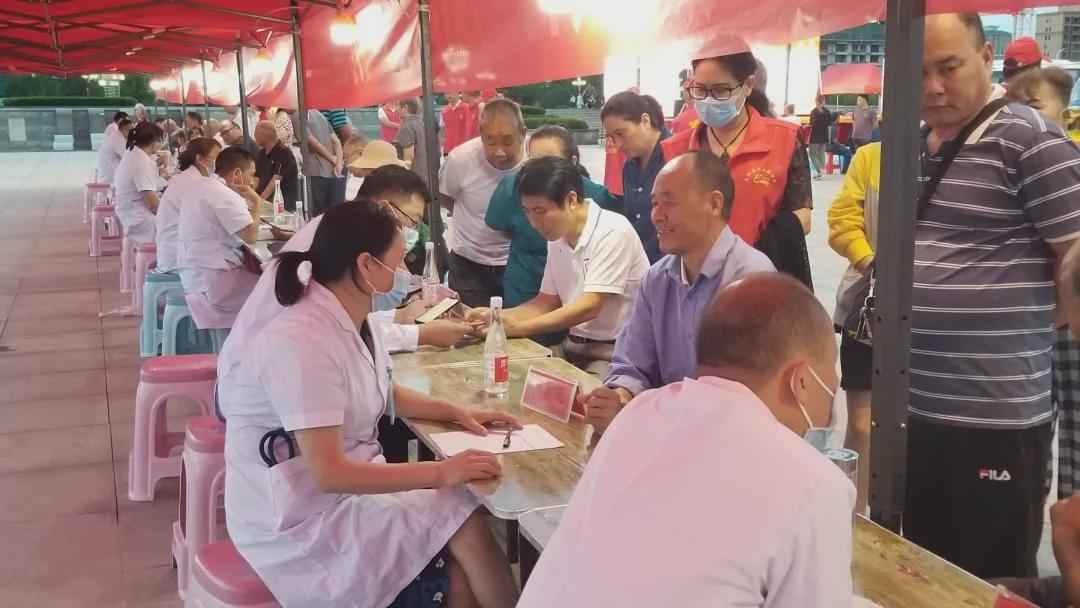驻马店市中心医院医疗专家志愿者服务基层奉献爱心