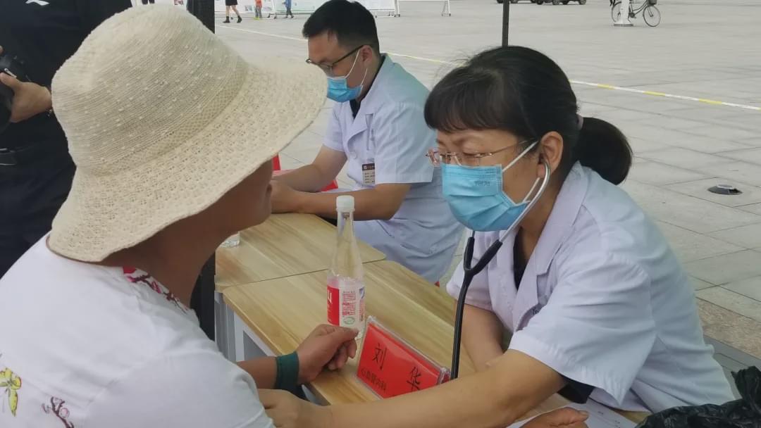驻马店市中心医院医疗专家志愿者服务基层奉献爱心