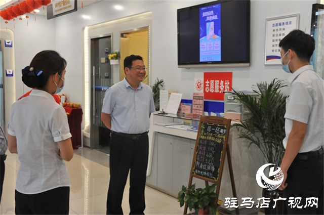 中原银行驻马店分行党委书记、行长万三华一行赴黄淮学院进行调研