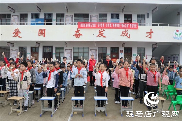 徐福记“福满校园”连续7年走进河南为2所山区学校送来课间营养补充餐，同时带来了环保课和营养课