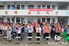 徐福记“福满校园”连续7年走进河南为2所山区学校送来课间营养补充餐，同时带来了环保课和营养课
