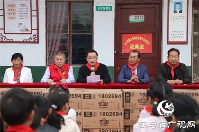 徐福记“福满校园”连续7年走进河南为2所山区学校送来课间营养补充餐，同时带来了环保课和营养课