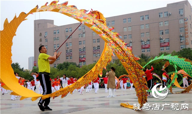 河南省全民健身志愿服务驻马店站：千人展示广场舞 舞出健康和快乐