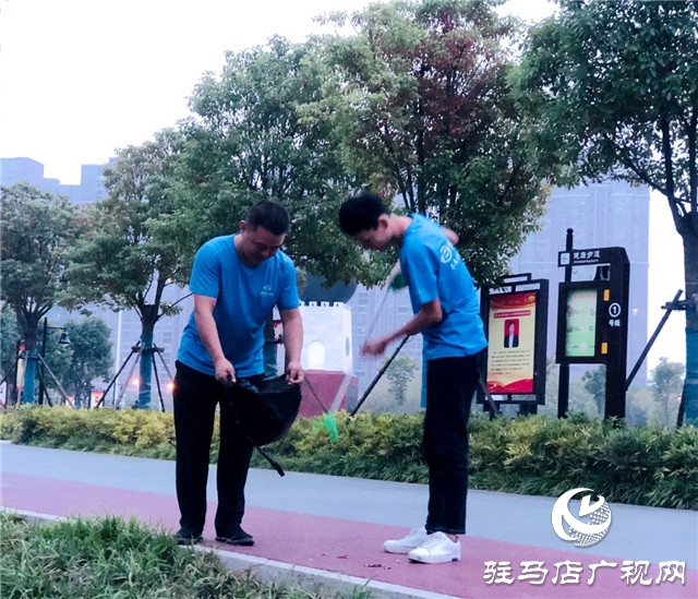 助力驻马店卫生城市创建 志愿者走上街头捡垃圾