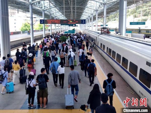 资料图  中国铁路昆明局供图 点击进入下一页