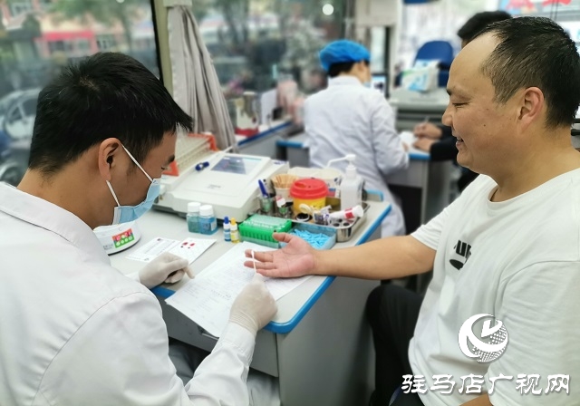 市中心血站血库告急 300多名保安辅警撸起袖子“为爱接力”