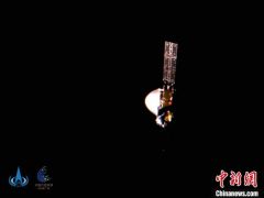 向祖国报平安 天问一号火星探测器传回深空“自拍”照