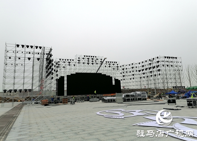 【组图】第三届中国农民电影节活动广场及舞台正紧张铺设和搭建
