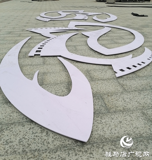 【组图】第三届中国农民电影节活动广场及舞台正紧张铺设和搭建