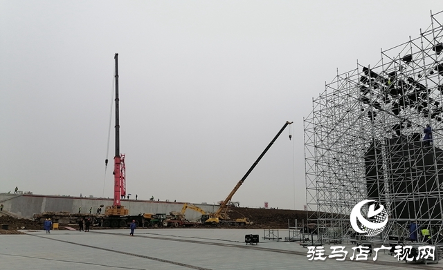 【组图】第三届中国农民电影节活动广场及舞台正紧张铺设和搭建