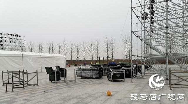 【组图】第三届中国农民电影节活动广场及舞台正紧张铺设和搭建