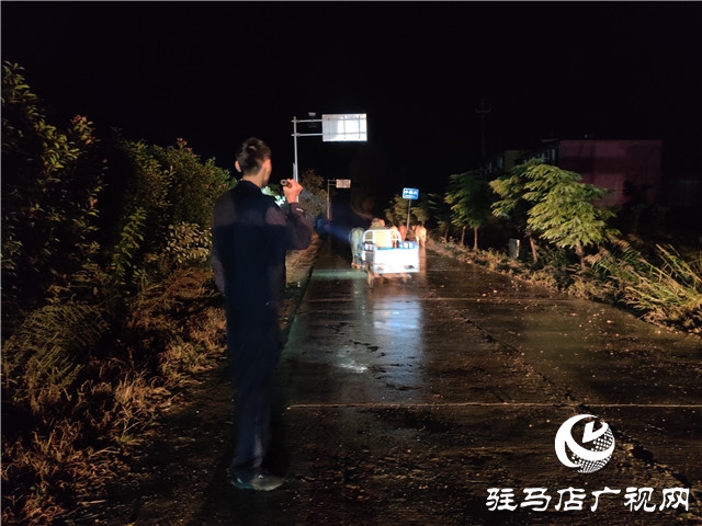 警民齐心冒雨寻牛，秋凉心却暖
