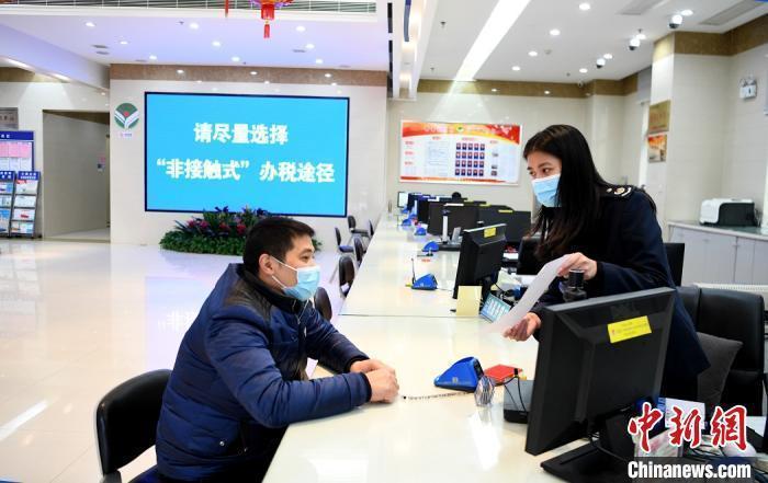 图为基层税务部门在办税厅做好疫情防控宣传。　林文 摄
