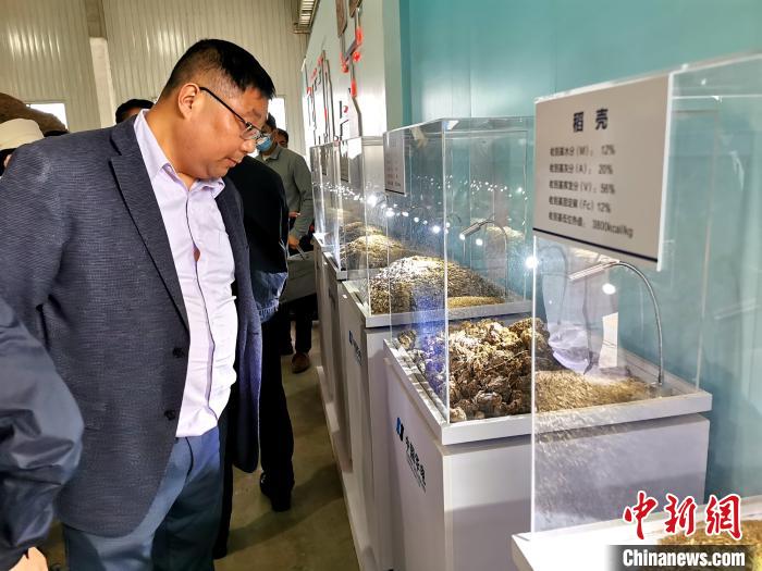 湖北华电襄阳发电公司利用秸秆、稻壳等生物质原料燃烧发电 胡传林 摄