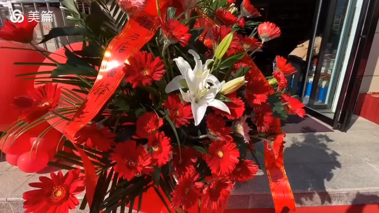 天翼传大爱，聚力暖人心！天翼商贸美酒文化体验馆开业现场温情上演公益慈善拍卖