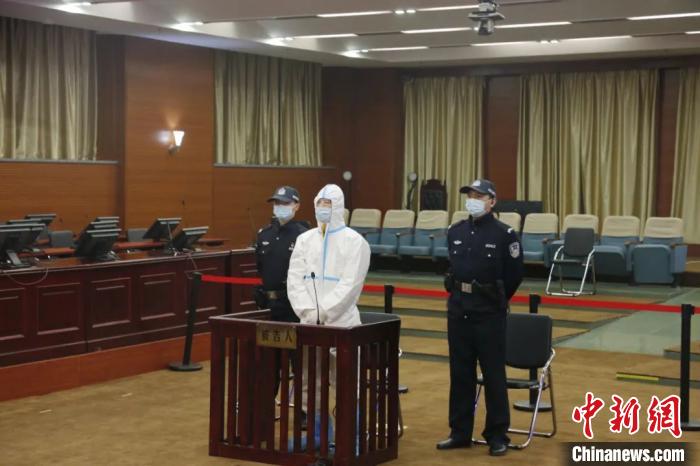 图为被告人桂宝东出庭受审。　桂林市中级人民法院供图 摄