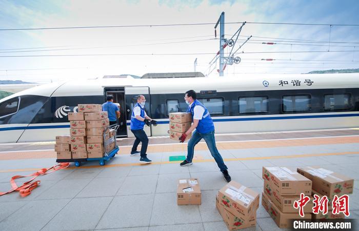 11月1日，兰州铁路局启动“双11”电商黄金周运输服务，高铁列车“贴地飞行”运输是亮点。图为工作人员将货物搬运至高铁列车内。(资料图) 宋佳龙 摄