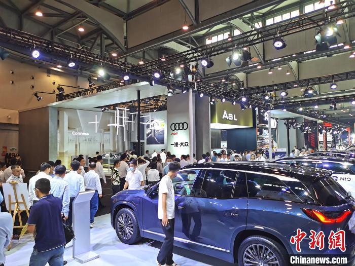 市民参观了解蔚来新能源车。　谷华 摄
