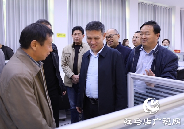 驿城区召开庆祝新中国第二十一个记者节座谈会