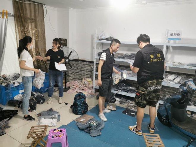 警方破获两起直播售假案 假冒名牌鞋服销往20多个省份