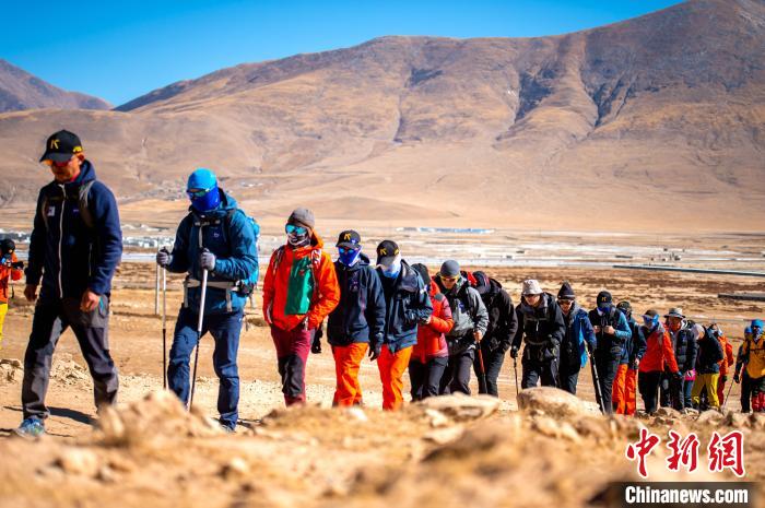 图为第三极攀登者2020中国企业家冰川挑战赛参赛者在登山途中。　当雄县委宣传部供图 摄