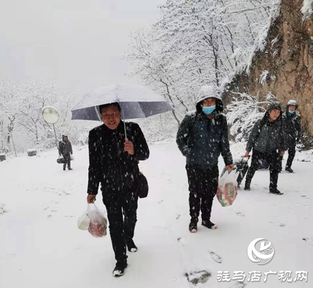 顶风雪 驻马店广播电视发射台值班人员步行上山换班