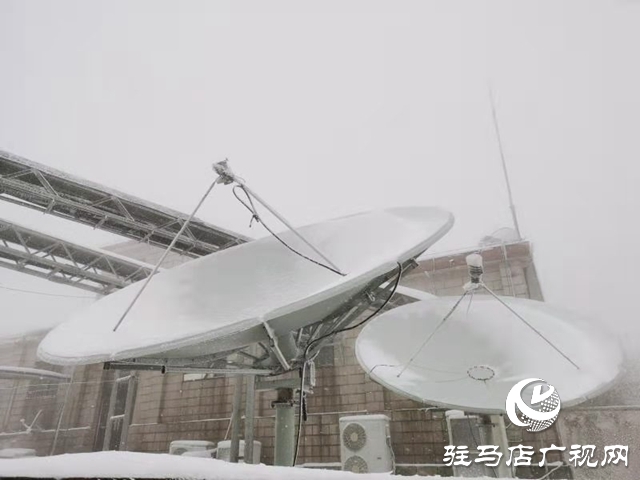 顶风雪 驻马店广播电视发射台值班人员步行上山换班
