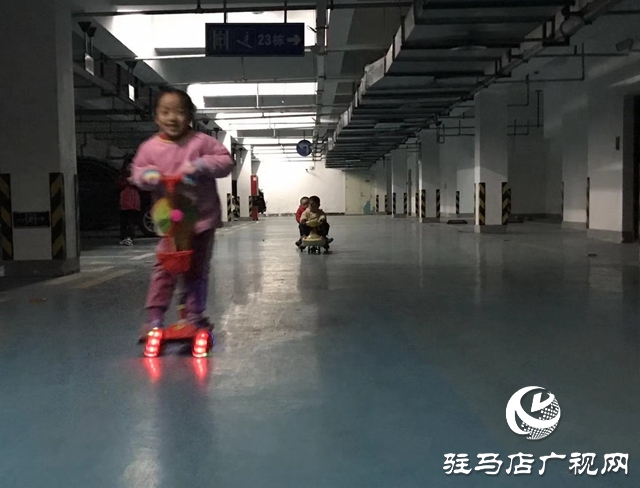 寒冬来临 车库变身健身所，提醒注意安全