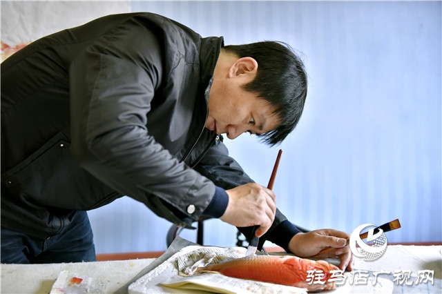 非遗文化：让鱼儿“活”在纸上——谷冰鱼拓