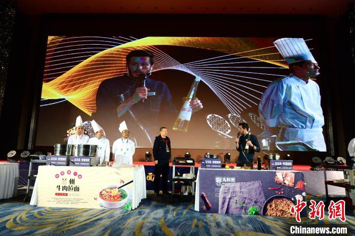 12月1日，2020中国面食博览会在兰州开幕。图为兰州牛肉面与日本拉面、意大利面、马来西亚面食同台进行现场制作展演。　崔琳 摄