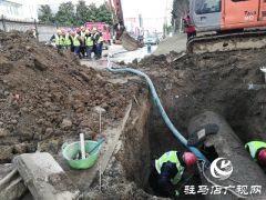 驻马店市区开源大道东段一处水管爆裂 目前已恢复正常