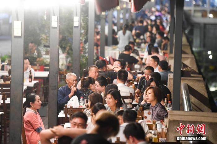 长沙“夜经济”逐渐复苏。市民在夏季的夜晚出行品尝美食。 杨华峰 摄
