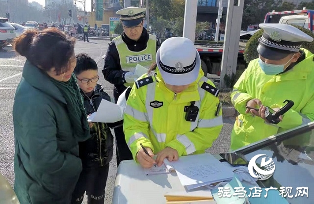 严查电动车无牌上路、非法加装车棚 驻马店市区开据第一张罚单