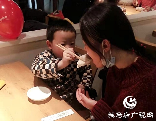 快乐包饺子 温暖迎冬至