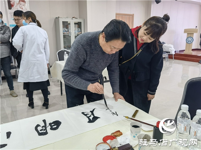 书画及摄影艺术家走进驻马店广济医院开展公益创作活动