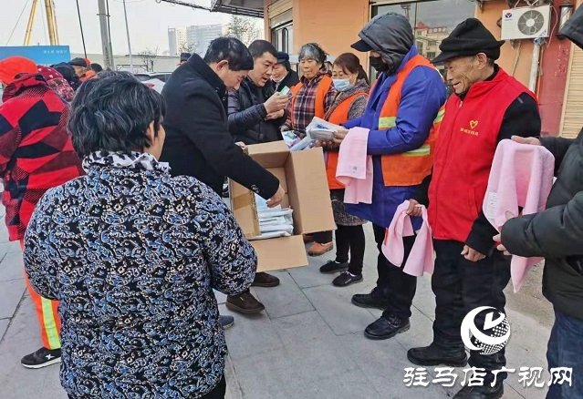 驻马店老夫妻为环卫工人送温暖 尽显冬日温情