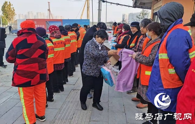 驻马店老夫妻为环卫工人送温暖 尽显冬日温情