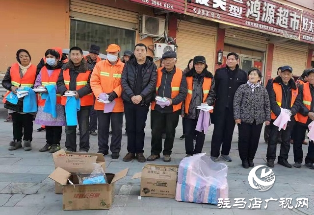 驻马店老夫妻为环卫工人送温暖 尽显冬日温情